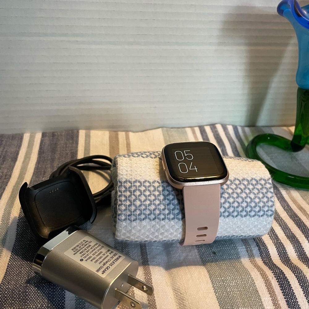 Fitbit Versa 2 pink Smartwatch with Sleek Design and Fitness Tracking
